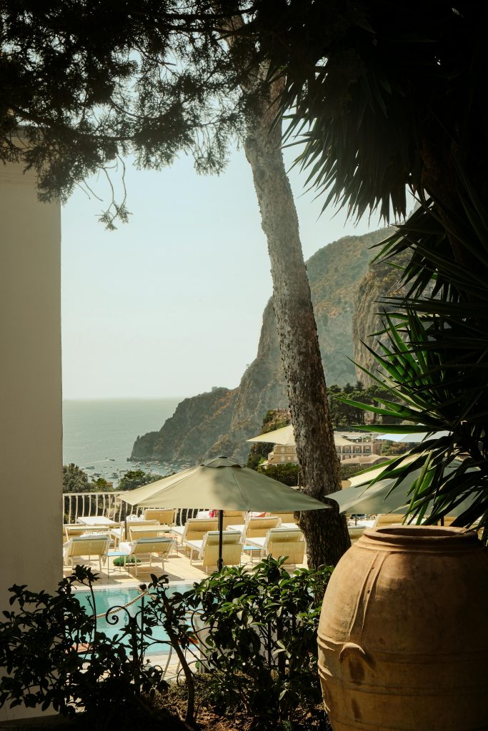 Resort méditerranéen à Capri avec piscine, transats et parasols – voyage et détente.