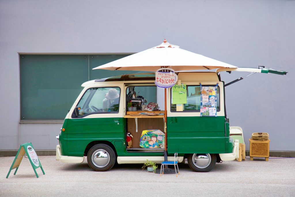 Food truck vert avec parasol, street food à Tokushima, Japon.