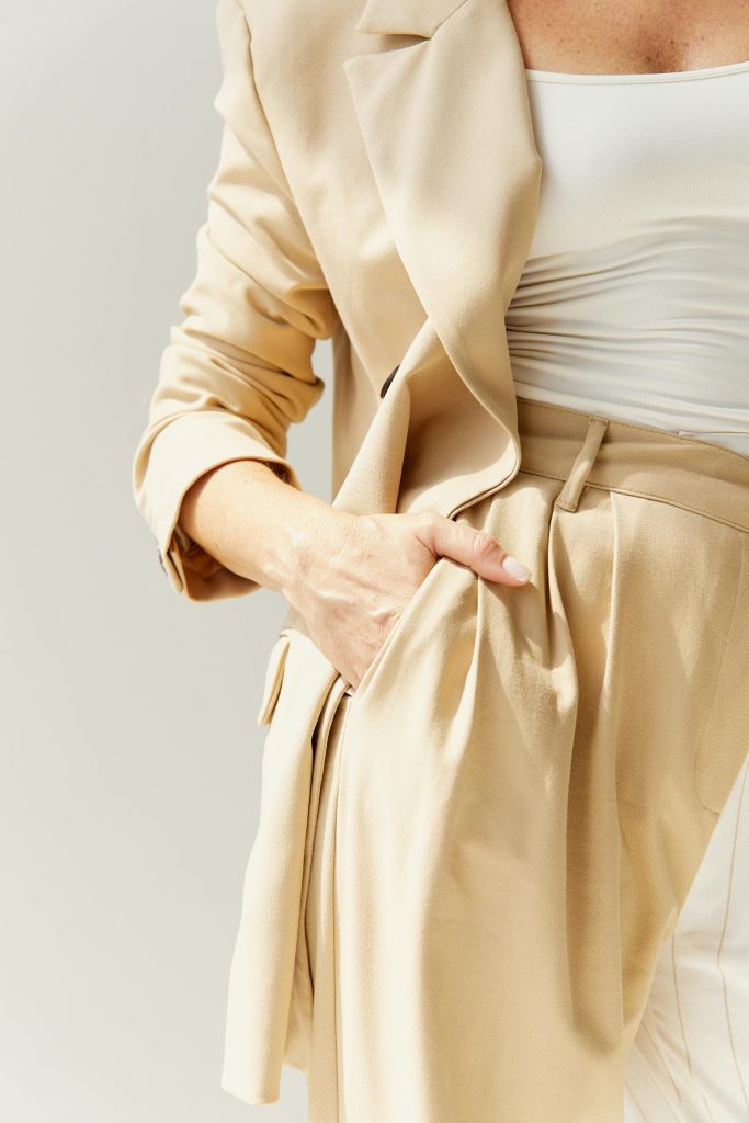 Blazer beige et pantalon assorti en gros plan – élégance moderne.
